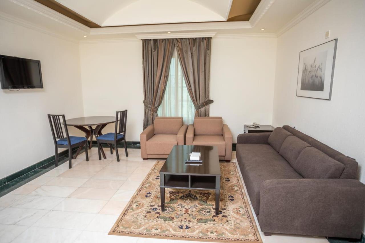Delmon Hotel Suites Джеда Екстериор снимка